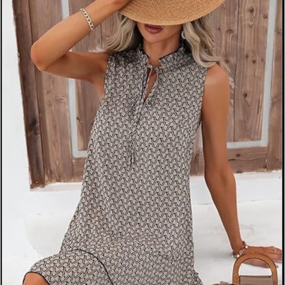 NWOT This beautiful dress is easy to wear and looks beautiful on very chic!❤️